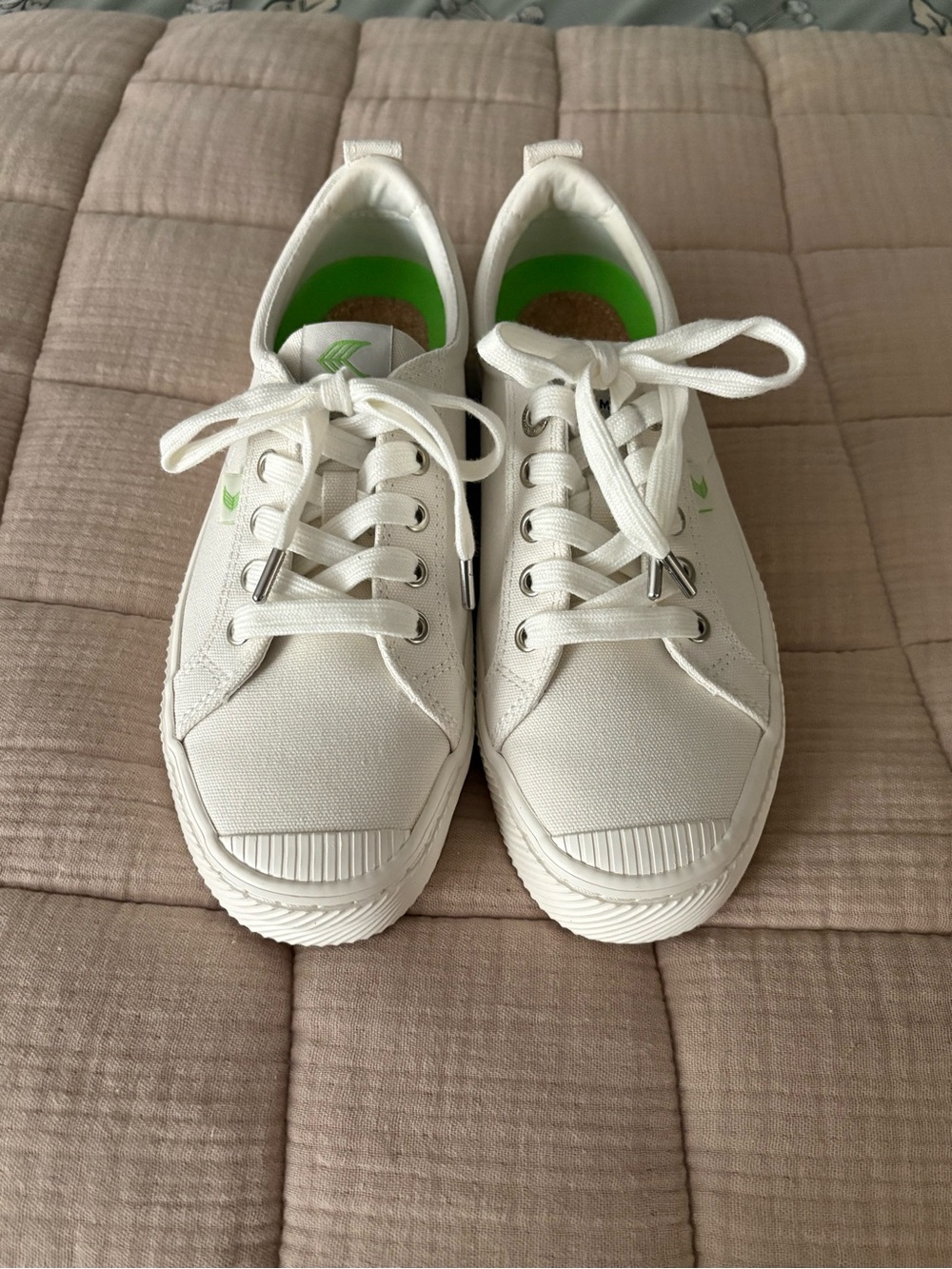Cariuma White Canvas Sneakers size 8